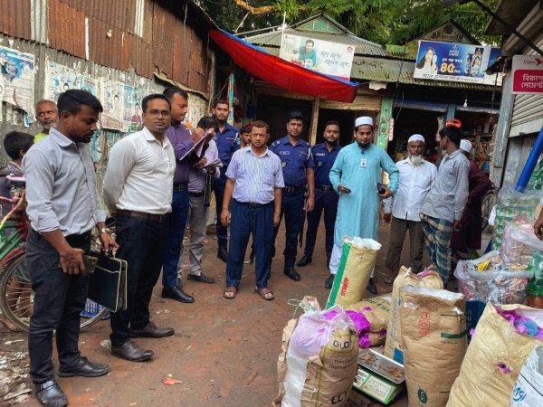 নিষিদ্ধ ঘোষিত পলিথিন উৎপাদনের বিরুদ্ধে অভিযান পরিচালনা