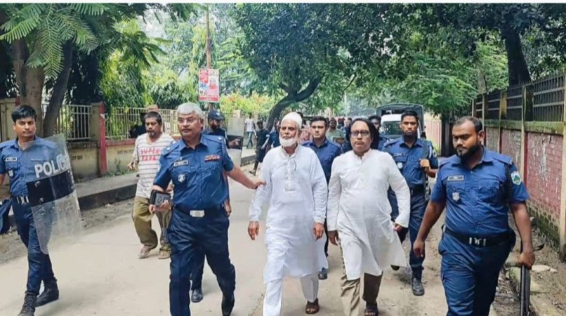 চাঁপাইনবাবগঞ্জে জামিন নিতে এসে শিবিরের তোপের মুখে দুই আওয়ামী লীগ নেতা, ছুঁড়ে মারা হল ডিম