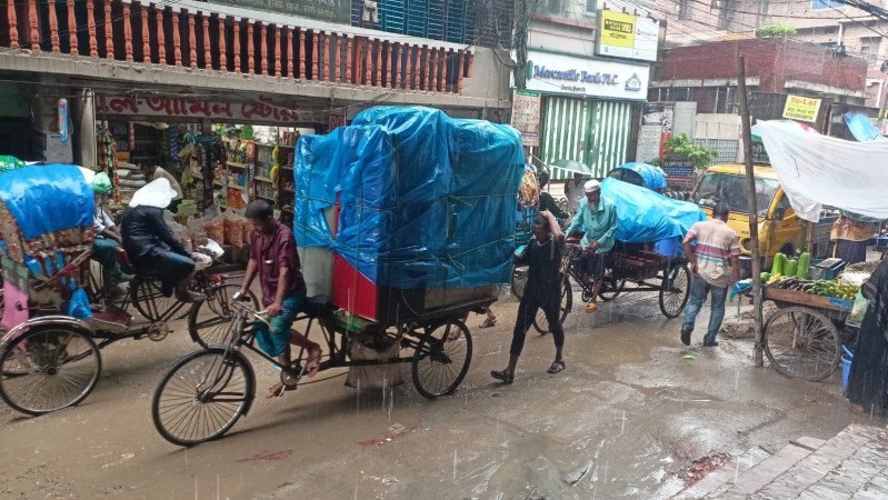 রাজধানীতে দিনভর বৃষ্টি, জনজীবনে ভোগান্তী