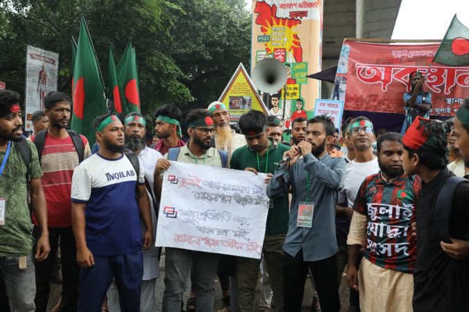 শাহবাগ মোড়ে ‘জুলাই সনদ’ দাবিতে টানা অবস্থান, দ্বিতীয় দিনেও চলমান কর্মসূচি