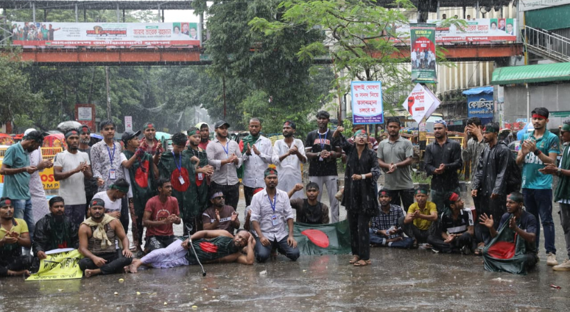 জুলাই সনদ’ বাস্তবায়নের দাবিতে ঢাকার শাহবাগ মোড়ে চলমান অবস্থান কর্মসূচি