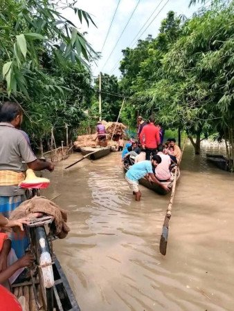 উজানের ঢল ও ভারি বৃষ্টিতে চাঁপাইনবাবগঞ্জে পদ্মা নদীর পানি বেড়ে প্লাবিত হয়েছে নিম্নাঞ্চল