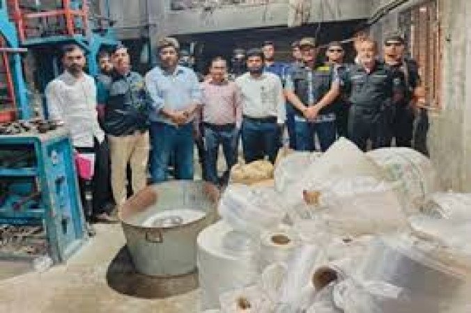 র‌্যাবের যৌথ অভিযানে ৯ টন নিষিদ্ধ পলিথিন জব্দ এবং ৪ লাখ টাকা জরিমানা আদায়