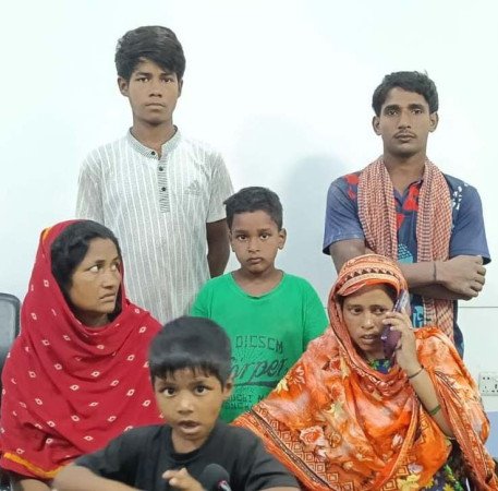 বাংলাদেশী সন্দেহে ঠেলে পাঠানো ৬ ভারতীয় চাঁপাইনবাবগঞ্জে আটক