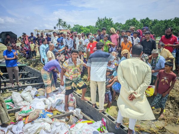 চাঁপাইনবাবগঞ্জ বানভাসিদের মাঝে ত্রাণ সমগ্রী বিতরণ করা হয়