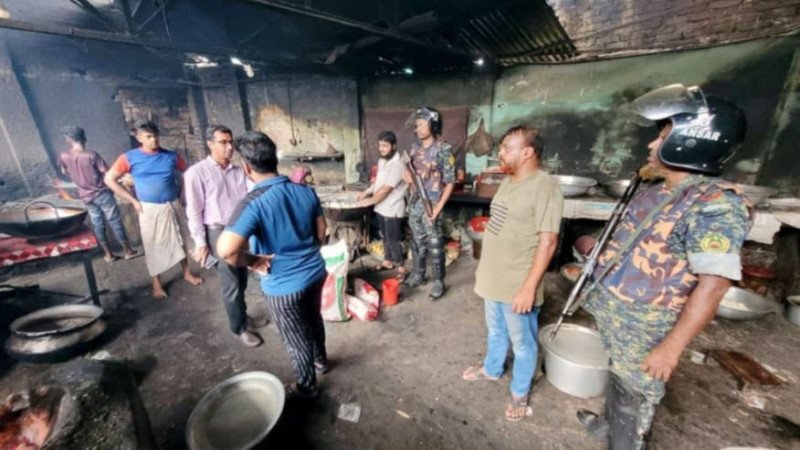 চাঁপাইনবাবগঞ্জে শিবগঞ্জে ভোক্তা-অধিকার সংরক্ষণ অধিদপ্তরের অভিযানে দুইটি প্রতিষ্ঠানকে ৩০ হাজার টাকা জরিমানা