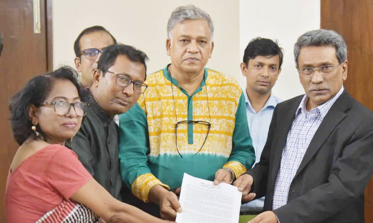জাতীয় ঐকমত্য কমিশনে সুজন প্রণীত ‘জাতীয় সনদ’ হস্তান্তর