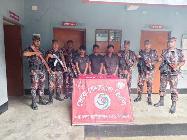 চোরাচালানের উদ্দেশ্যে নদীপথে ভারত প্রবেশের চেষ্টা, আটক-৩
