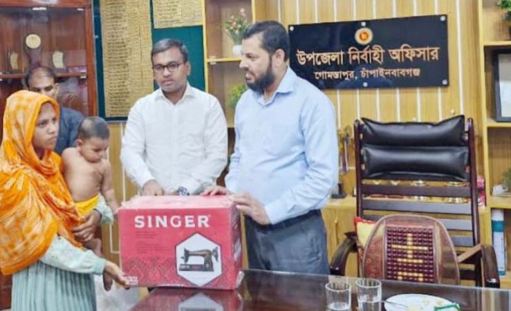 চাঁপাইনবাবগঞ্জ গোমস্তাপুর ব্যস্ত সময় পার করলেন জেলা প্রশাসক
