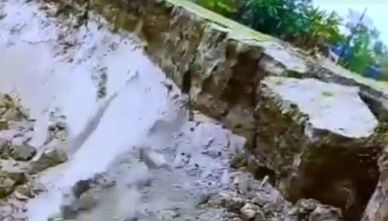 চাঁপাইনবাবগঞ্জ শিবগঞ্জে পদ্মার ভাঙনে ভিটেমাটি হারানো মানুষ বাঁচা মরার লড়াই