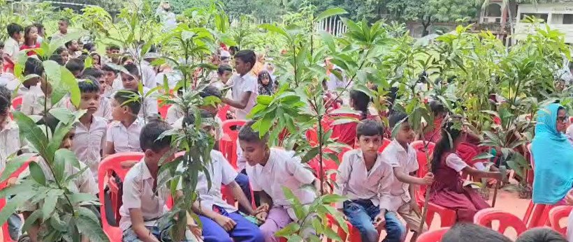 নারায়ণগঞ্জ প্রতাপেরচর সরকারী প্রাথমিক বিদ্যালয় শিক্ষার্থীদের মাঝে চারা গাছ বিতরণ কর্মসূচি