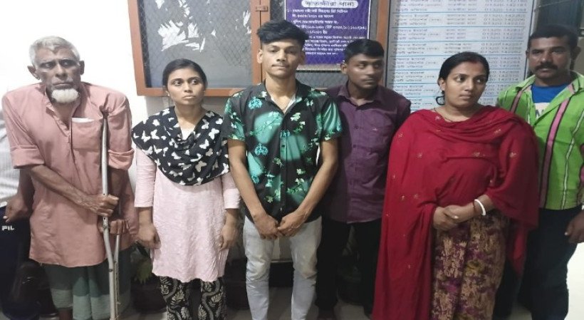 খুলনা সহ হাকিমপুরে আটক ৮ বাংলাদেশিকে বিজিবির কাছে হস্তান্তর