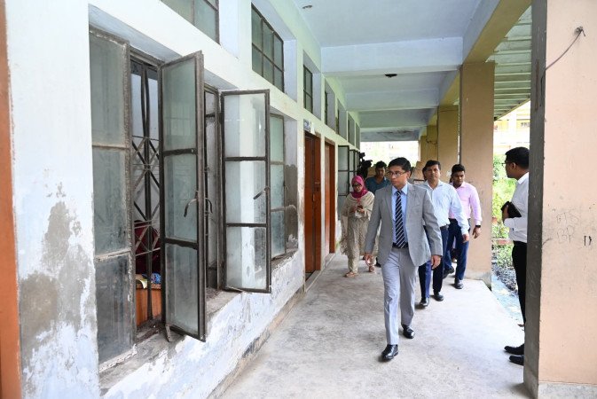 খুলনায় জেলা প্রশাসকের কেন্দ্র পরিদর্শন