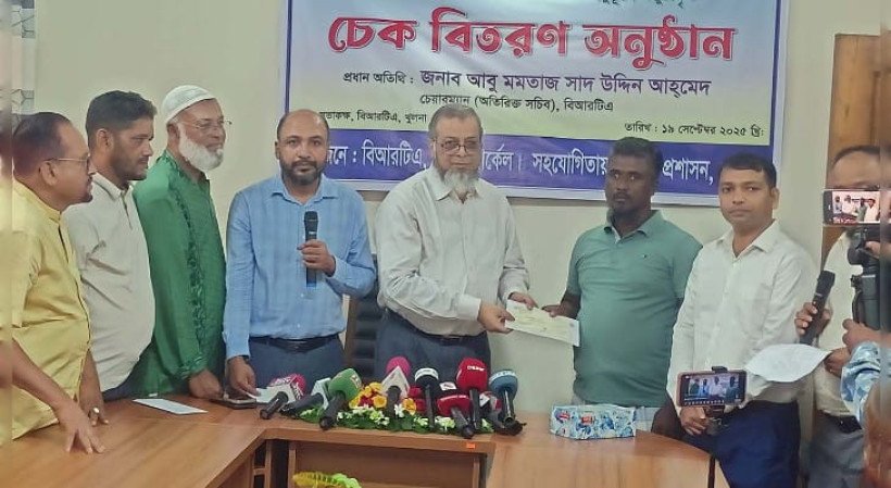 খুলনায় সড়ক দুর্ঘটনায় নিহত আট পরিবারের মাঝে ক্ষতিপূরণের চেক বিতরণ