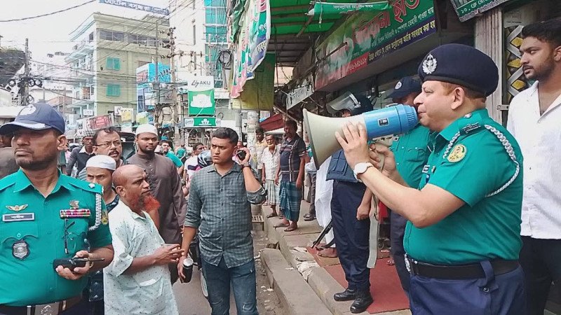 খুলনা মেট্রোপলিটন পুলিশের ফুটপাতে অবৈধ দখল উচ্ছেদ অভিযান