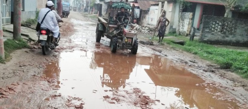 অতিবর্ষায় জেলায় শত কি.মি. রাস্তার ক্ষতি