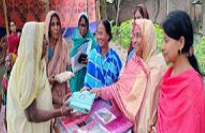 চাঁপাইনবাবগঞ্জ পৌর এলাকার চাঁদলাই চামারপাড়া মহল্লার রবিদাস পরিবারের ৩০ জন নারীর মধ্যে শাড়ি বিতরণ করেছে