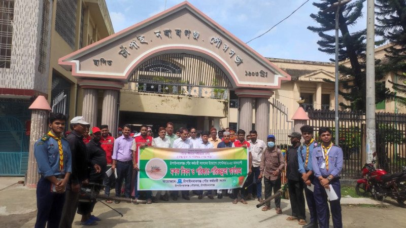 ডেঙ্গু প্রতিরোধে চাঁপাইনবাবগঞ্জ পৌরসভায় পরিষ্কার পরিচ্ছন্নতা অভিযান
