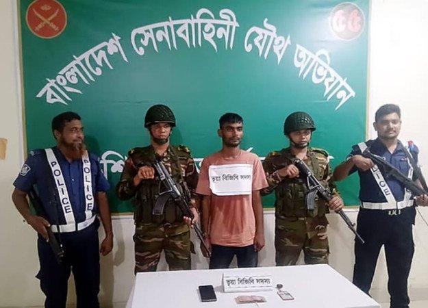 চাঁপাইনবাবগঞ্জ ব্যাটালিয়নের পলাতক বিজিবি সদস্য গ্রেপ্তার