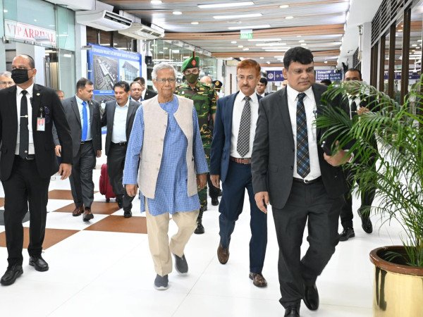 নিউইয়র্কের পথে অন্তর্বর্তী সরকারের প্রধান উপদেষ্টা অধ্যাপক মুহাম্মদ ইউনূস