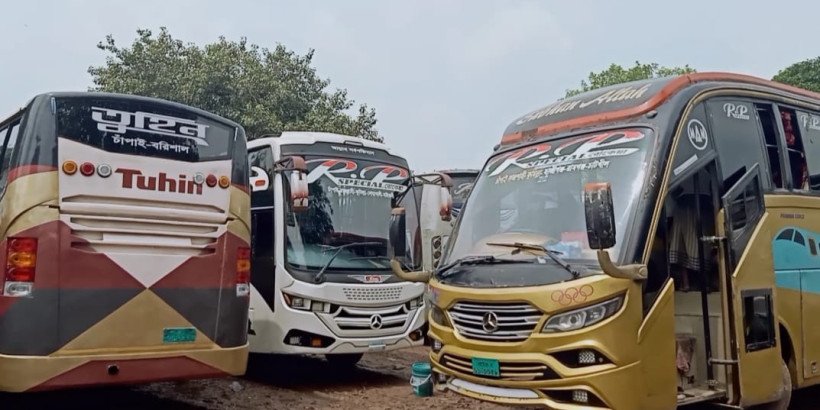 চাঁপাইবাবগঞ্জ থেকে ঢাকাগামী বাস চলাচল বন্ধ, দূর্ভোগে যাত্রীরা