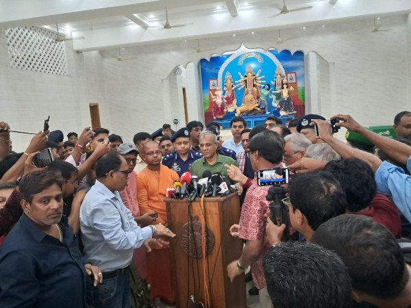 নারায়ণগঞ্জে পূজামণ্ডপ ঘুরে আশ্বাস স্বরাষ্ট্র উপদেষ্টার: নিরাপদ ও আনন্দঘন পরিবেশে হবে দুর্গোৎসব