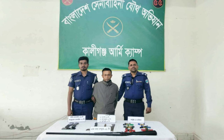 সাতক্ষীরায় সেনাবাহিনীর ‘মিডনাইট অপারেশন’: অস্ত্র-গুলিসহ আটক-১