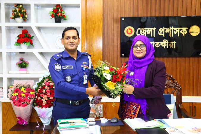 সাতক্ষীরার নবাগত জেলা প্রশাসককে পুলিশ সুপারের ফুলেল  শুভেচ্ছা