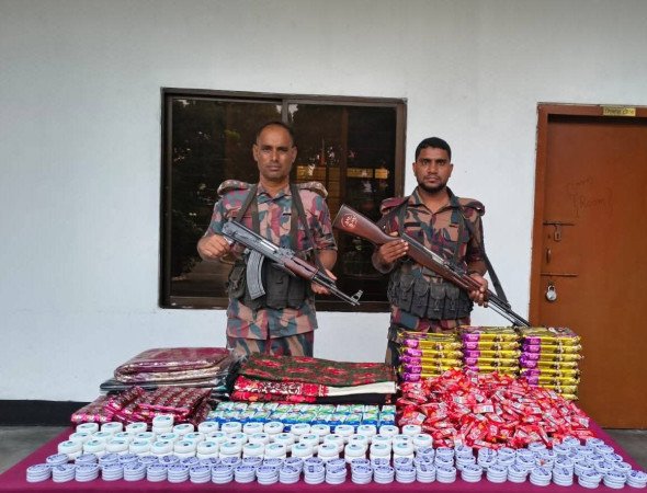 যশোর সীমান্তে বিজিবির অভিযান অবৈধ মালামাল উদ্ধার