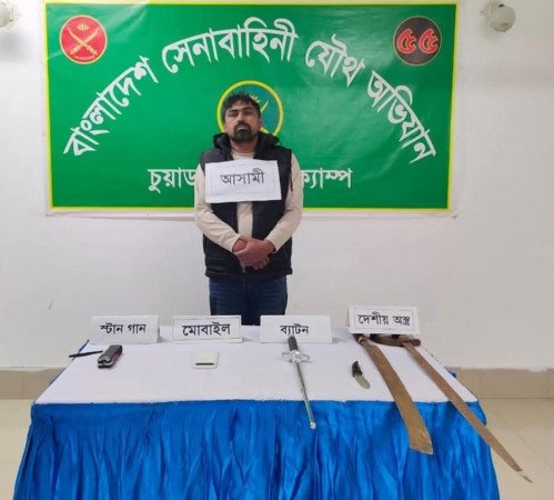 চুয়াডাঙ্গায় সেনা অভিযানে অস্ত্রসহ  গ্রেপ্তার ১