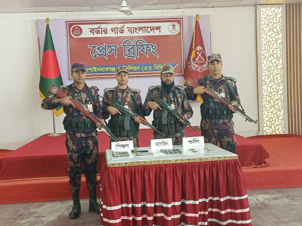 চাঁপাইনবাবগঞ্জ সীমান্তে বিদেশি অস্ত্র উদ্ধার