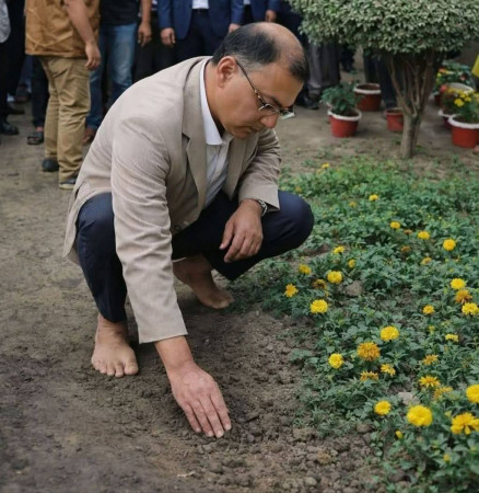 জুতা খুলে দেশের মাটি স্পর্শ করলেন তারেক রহমান