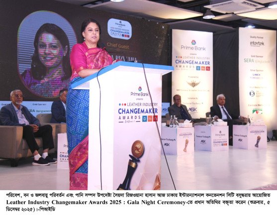 চিড়িয়াখানার খাঁচা থেকে বের হওয়া সিংহ খাঁচায় ফিরল