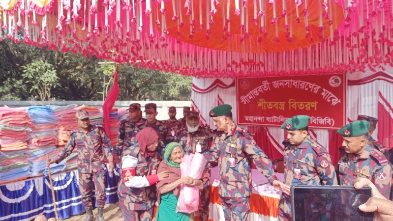 শিবগঞ্জে সীমান্তবর্তী ৩০০ পরিবারকে বিজিবির শীতবস্ত্র বিতরণ