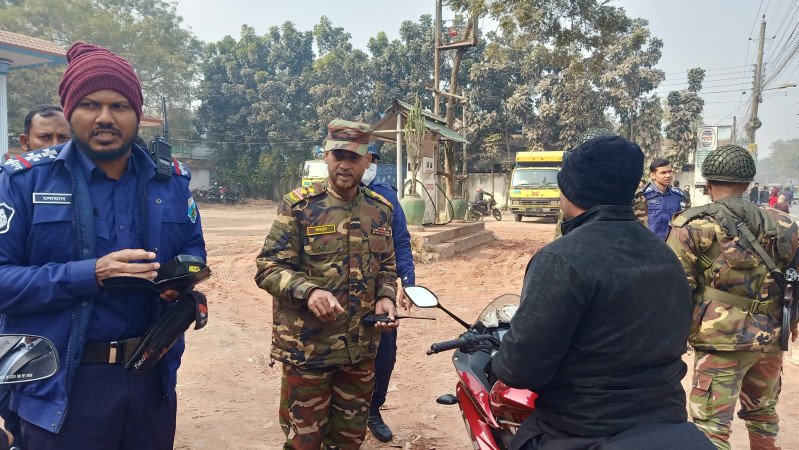 চাঁপাইনবাবগঞ্জ বিশ্বরোডে আইনশৃঙ্খলা রক্ষাকারী বাহিনীর তল্লাশি