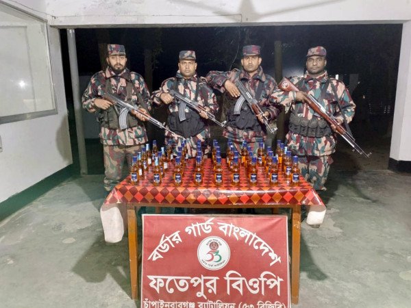 চাঁপাইনবাবগঞ্জ সীমান্তে  ৫৩ বিজিবির কতৃক ভারতীয় মদ ও গরু জব্দ ।