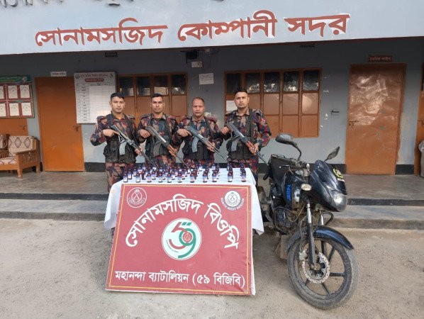 শিবগঞ্জ সীমান্তে মোটরসাইকেলের সিটের নিচে মাদক পাচার, ৫৯ বিজিবির অভিযানে ৫৩ বোতল সিরাপ জব্দ