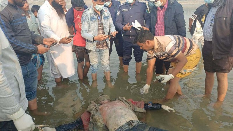 গোদাগাড়ীতে বসতবাড়িতে ডিবি’র হানা: হেরোইনসহ শীর্ষ মাদক কারবারি গ্রেফতার