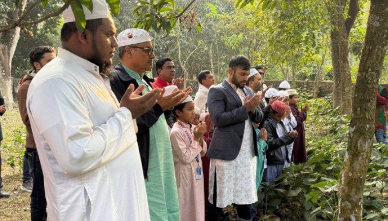 বাবা-মায়ের কবর জিয়ারতের মাধ্যমে নির্বাচনী প্রচারণা শুরু করলেন হারুনুর রশিদ