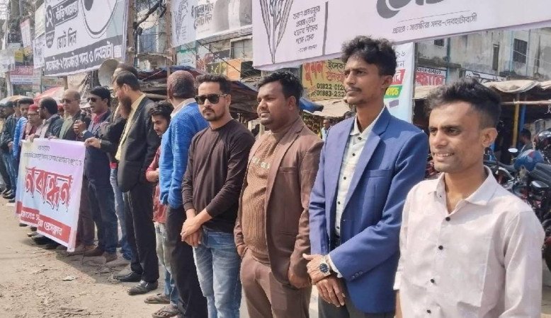 সাংবাদিকের ওপর হামলার প্রতিবাদে সাতক্ষীরায় মানববন্ধন