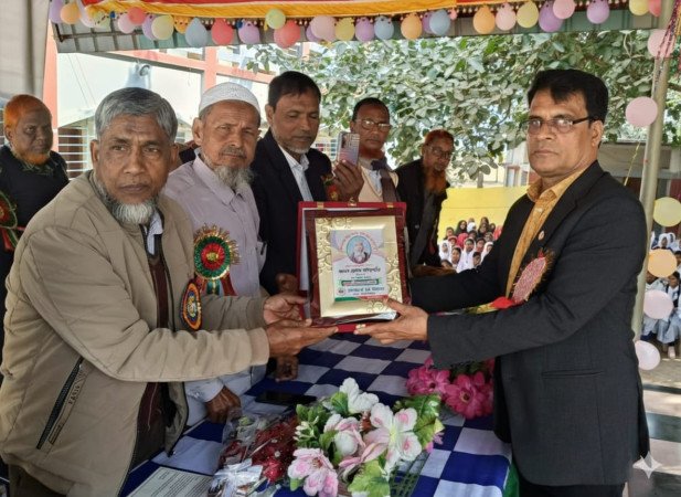 সোনাইচন্ডী উচ্চ বিদ্যালয়ের শিক্ষক মোহা: রইশুদ্দীনের বর্ণাঢ্য কর্মজীবন শেষে বিদায়