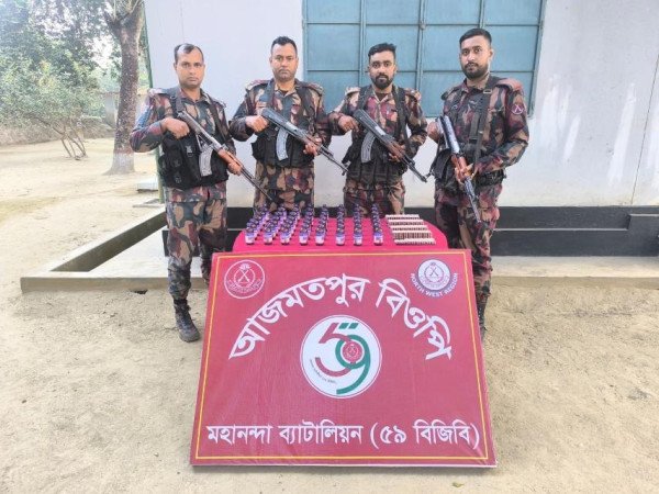 শিবগঞ্জ সীমান্তে ৫৯ বিজিবি’র অভিযানে বিপুল পরিমাণ নেশাজাতীয় পণ্য জব্দ