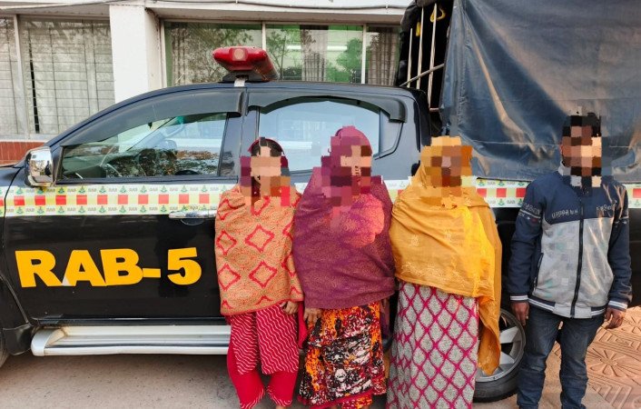 চাঁপাইনবাবগঞ্জ সদরের হত্যাকান্ডের ০২ ঘন্টার মধ্যে হত্যার ঘটনায় জড়িত ০৪ জনকে গ্রেফতার করেছে র‍্যাব-৫, সিপিসি-১