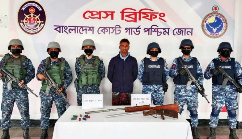 মোংলায় যৌথ অভিযানে ডাকাত বাহিনীর সহযোগী আটক
