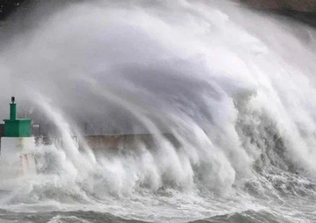 উত্তর ইউরোপে তাণ্ডব: গোরেত্তি ঝড়ে ফ্রান্সে লাখো ঘরে বিদ্যুৎ নেই