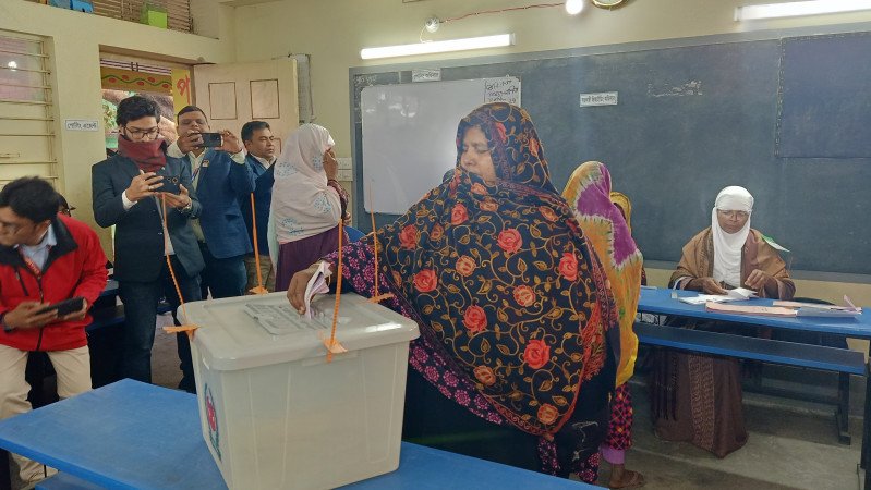 চাঁপাইনবাবগঞ্জে শান্তিপূর্ণ পরিবেশে ভোটগ্রহণ চলছে