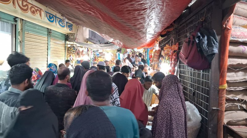 মাহে রমজানের আমেজে মুখর রাজশাহীর সাহেব বাজার, ক্রেতাদের ভিড়ে জমজমাট কেনাকাটা