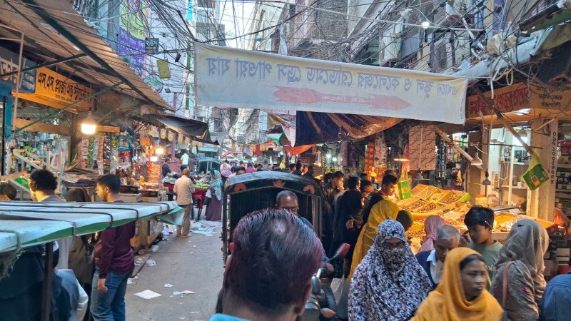 মাহে রমজানকে ঘিরে জমে উঠেছে রাজশাহীর সাহেব বাজার