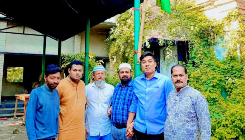 পাবনা আওয়ামী লীগের কার্যালয়ে জাতীয় পতাকা উত্তোলন করে “জয় বাংলা “স্লোগান