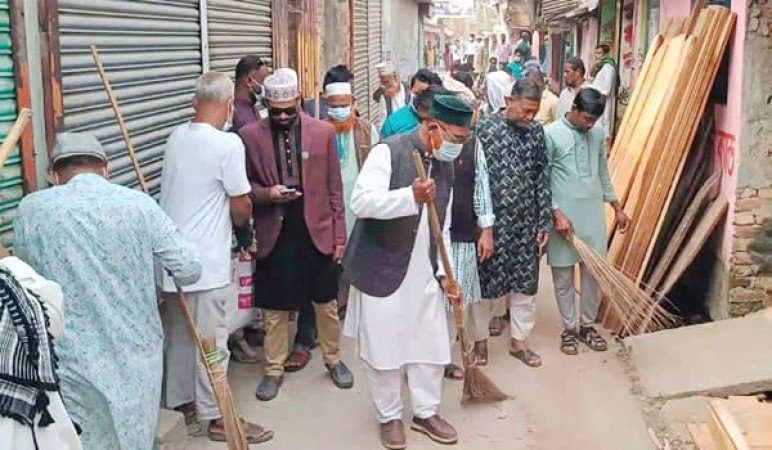 ঝাড়ু হাতে এমপির মাসব্যাপী পরিচ্ছন্নতা কর্মসূচি